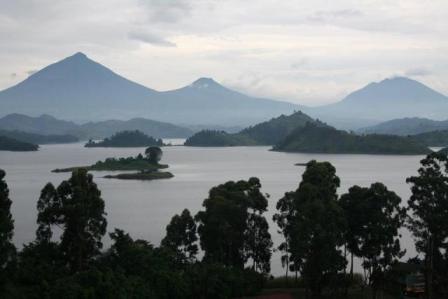 Gorillas Nkuringo with Lake Mutanda & Virunga